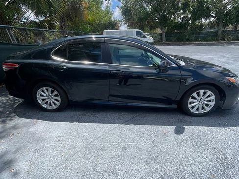 Used 2019 Toyota Camry LE image 5