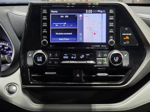 Used 2022 Toyota Highlander XLE FWD image 26