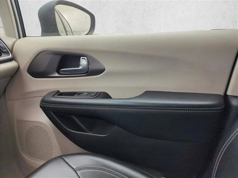 Used 2023 Chrysler Pacifica Touring-L FWD image 26
