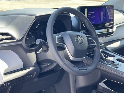 New 2026 Toyota Sienna XLE FWD image 11