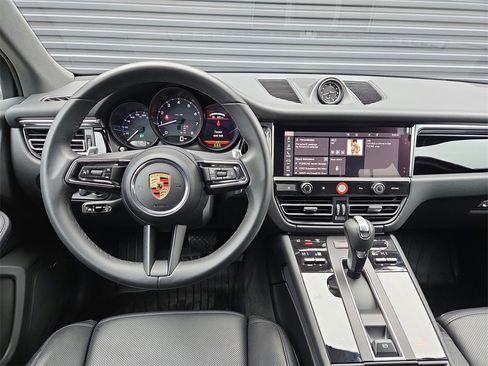 Used 2025 Porsche Macan image 8