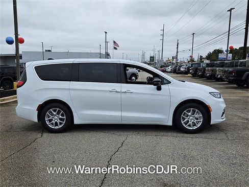 New 2026 Chrysler Pacifica Select image 16