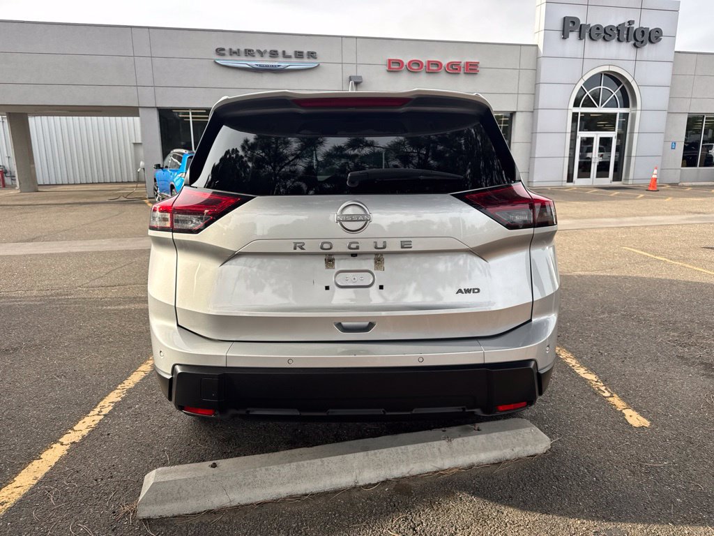 Used 2025 Nissan Rogue SV AWD/4WD image 9