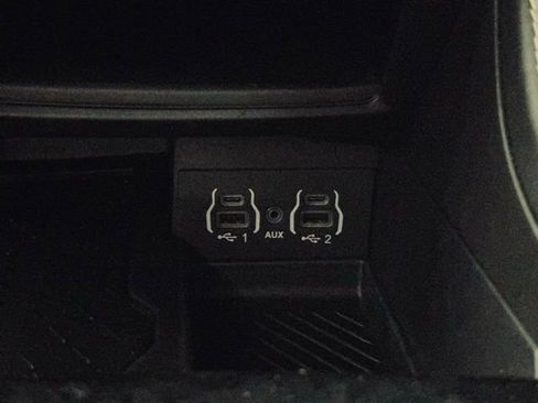 Used 2025 Chrysler Pacifica Limited FWD image 44
