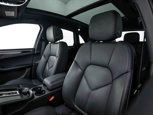 Certified 2026 Porsche Macan AWD/4WD image 22