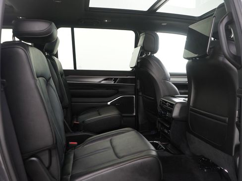 Used 2024 Jeep Wagoneer Series II image 13