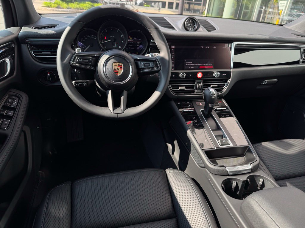 Certified 2025 Porsche Macan AWD/4WD image 6