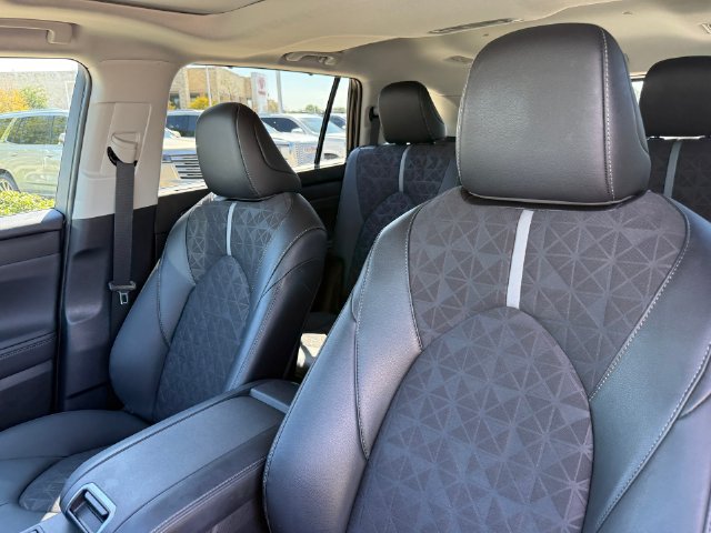 Used 2024 Toyota Highlander XLE FWD image 13