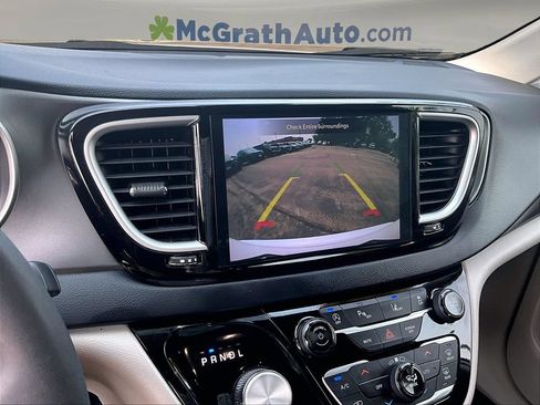 Used 2024 Chrysler Pacifica Touring-L FWD image 17