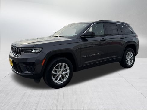 Used 2023 Jeep Grand Cherokee Laredo AWD/4WD image 3