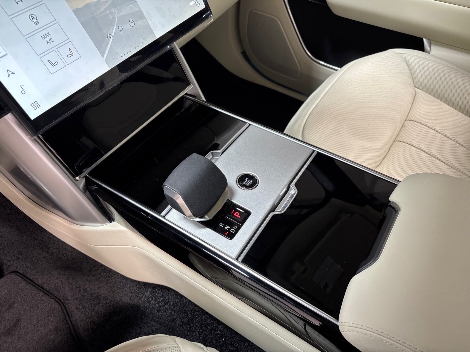 New 2026 Land Rover Range Rover SE AWD/4WD image 14