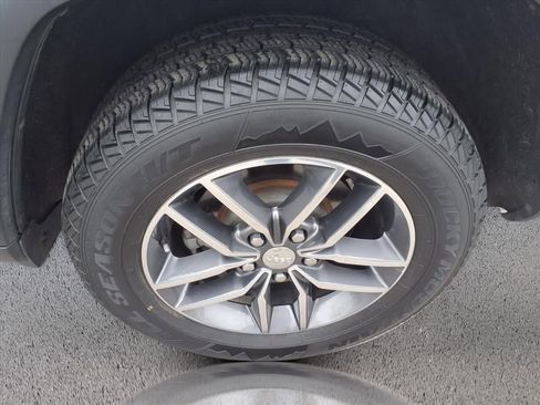 Used 2017 Jeep Grand Cherokee Limited w/ Luxury Group II image 36