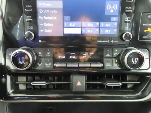 Used 2022 Toyota Highlander XLE FWD image 28