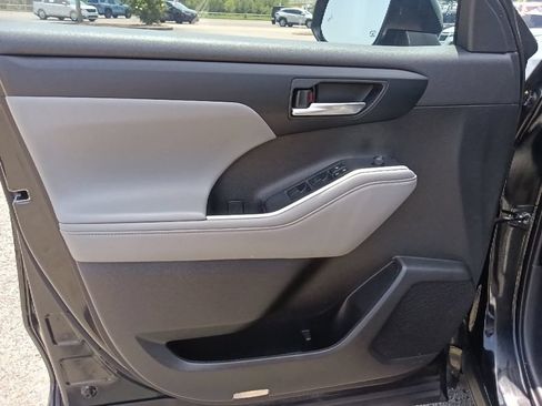 Used 2022 Toyota Highlander XLE AWD/4WD image 11