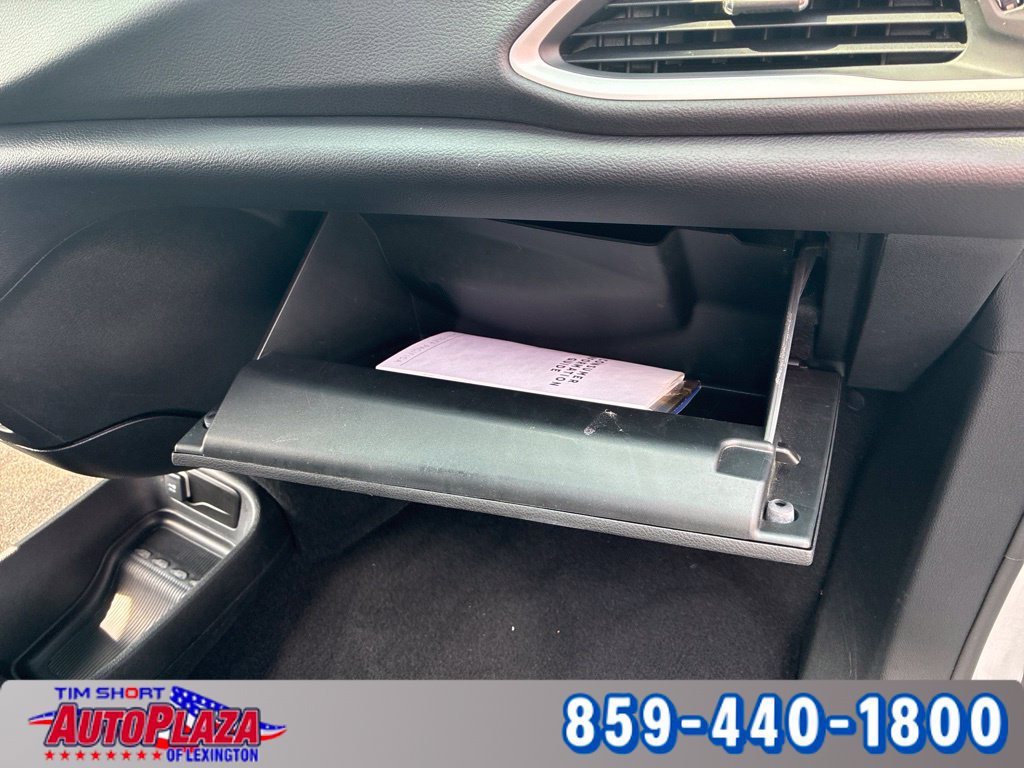 Used 2025 Chrysler Pacifica Select FWD image 24
