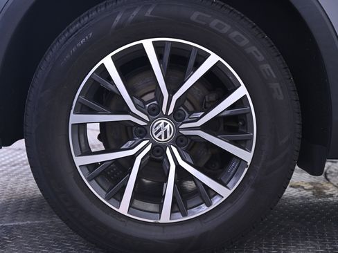 Used 2018 Volkswagen Tiguan SE AWD/4WD image 13