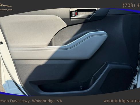 Used 2021 Toyota Highlander LE image 11