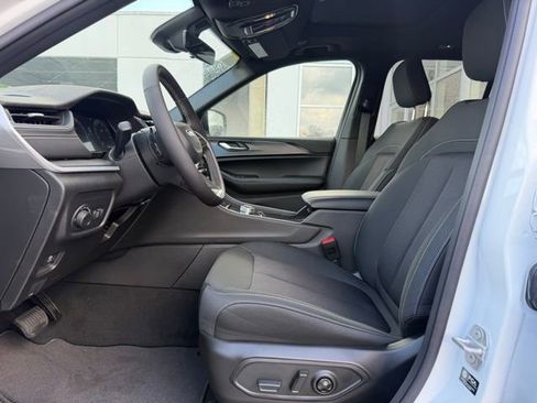 New 2026 Jeep Grand Cherokee Laredo image 14