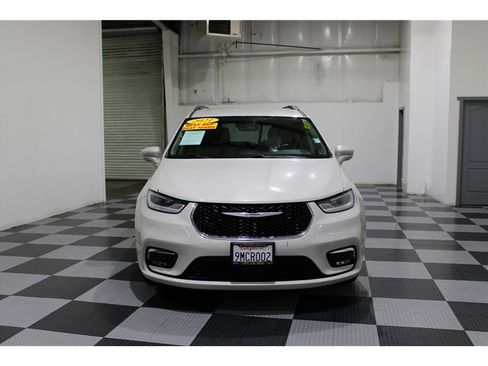 Used 2021 Chrysler Pacifica Touring-L image 2