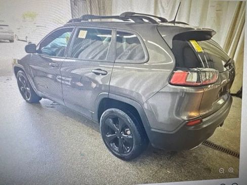 Used 2019 Jeep Cherokee Latitude Plus FWD image 2