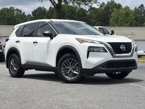 Used 2021 Nissan Rogue S FWD image 2