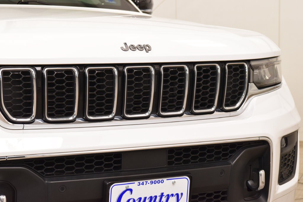 Used 2022 Jeep Grand Cherokee Overland w/ Luxury Tech Group IV AWD/4WD image 11