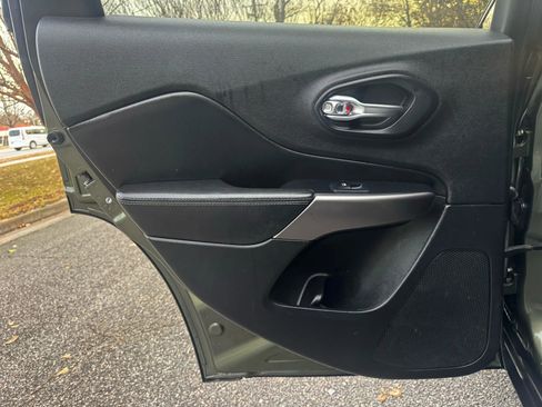 Used 2019 Jeep Cherokee Limited image 11