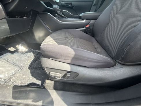 Used 2023 Toyota Highlander LE AWD/4WD image 12