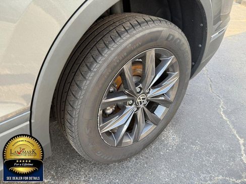 Used 2022 Volkswagen Tiguan SE w/ Panoramic Sunroof Package image 19