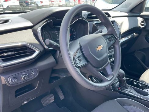 Used 2022 Chevrolet TrailBlazer LT w/ Convenience Package FWD image 9