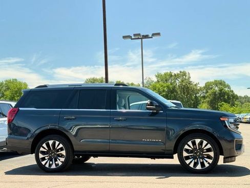 Used 2025 Ford Expedition Platinum w/ Driver's Package AWD/4WD image 46