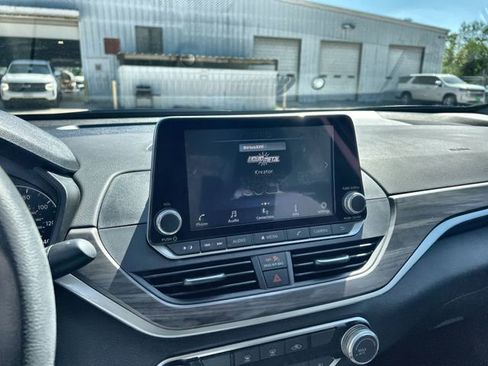 Used 2025 Nissan Altima 2.5 SV image 13