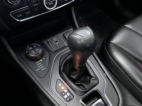 Used 2019 Jeep Cherokee Trailhawk w/ Comfort/Convenience Group image 9