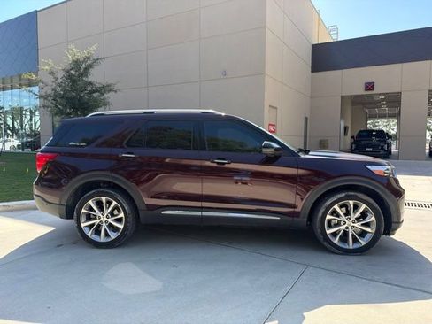 Used 2022 Ford Explorer Platinum w/ Premium Technology Package AWD/4WD image 5