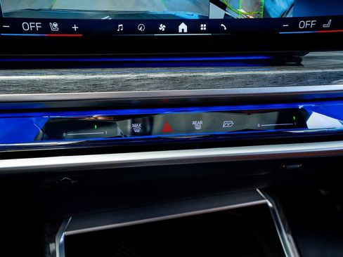 Used 2024 BMW i7 xDrive60 image 46