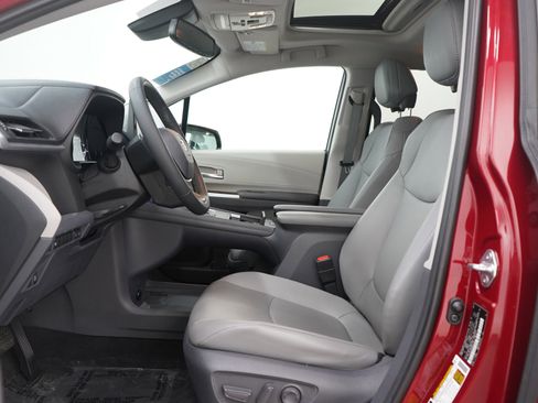 Used 2021 Toyota Sienna XLE image 23