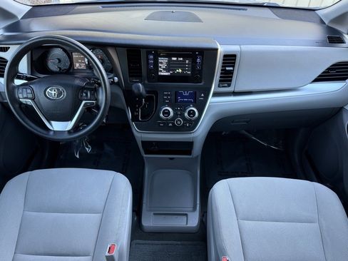 Used 2017 Toyota Sienna L image 22