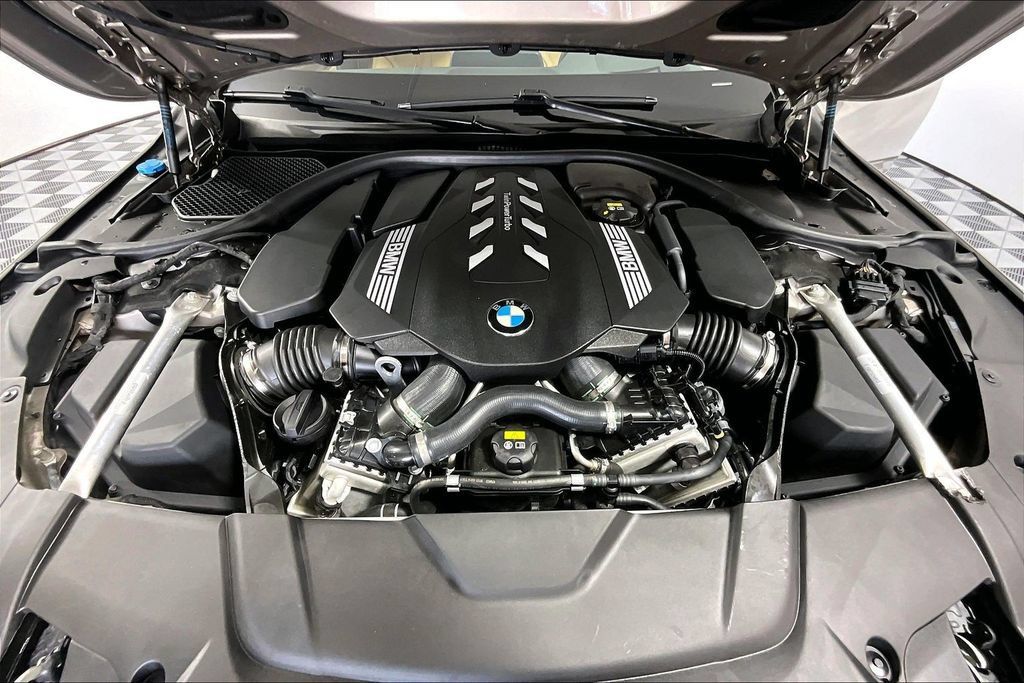 Used 2022 BMW 750i xDrive AWD/4WD image 9