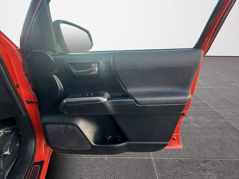 Used 2016 Toyota Tacoma TRD Sport image 38