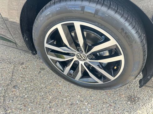 Used 2025 Volkswagen Jetta SE image 35