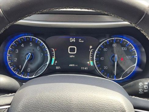 Used 2023 Chrysler Pacifica Touring-L FWD image 11