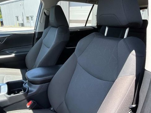 Used 2025 Toyota RAV4 XLE FWD image 33