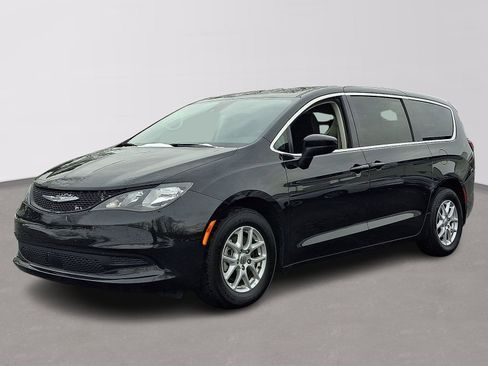 Used 2023 Chrysler Voyager LX image 3