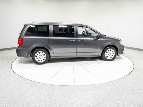 Used 2020 Dodge Grand Caravan SE w/ UConnect Hands-Free Group FWD image 4