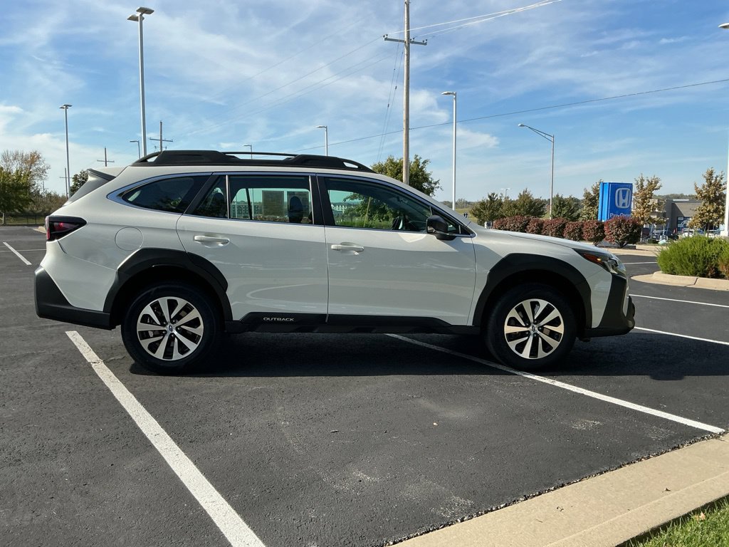 Used 2025 Subaru Outback AWD/4WD image 11