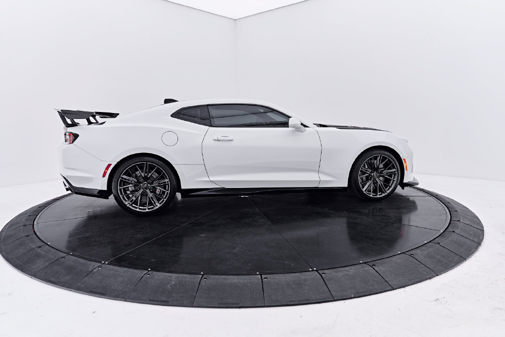 Used 2021 Chevrolet Camaro ZL1 RWD image 15