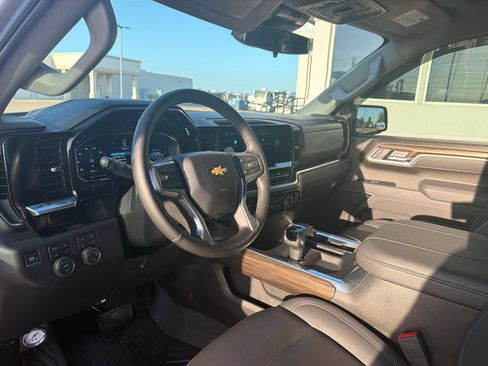 Used 2025 Chevrolet Silverado 1500 LT AWD/4WD image 9