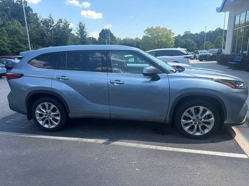 Used 2022 Toyota Highlander Limited AWD/4WD image 3