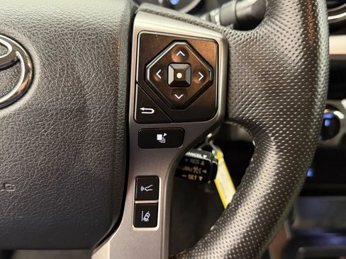 Used 2018 Toyota Tacoma SR5 w/ SR5 Appearance Package (SM) AWD/4WD image 12