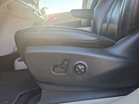 Used 2024 Chrysler Pacifica Select image 19